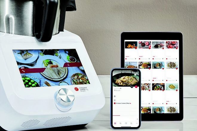El robot  Monsieur Cuisine Smart incopora una pantalla para seguir los pasos y descargar nuevas recetas.
