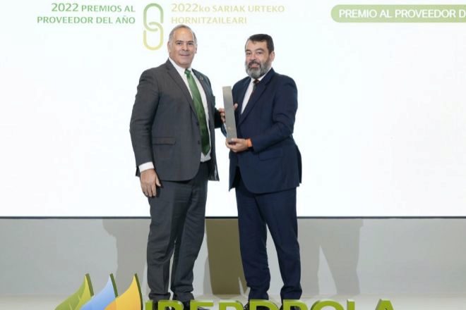 ElCEO de Iberdrola España, Mario Ruiz-Tagle, entrega el premio a Javier Ormazabal, presidente de Velatia y de Ormazabal.