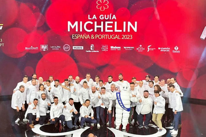 Foto de familia de los 34 nuevos primera estrella Michelin 2023, 29 de ellos restaurantes españoles y 5 de Portugal.
