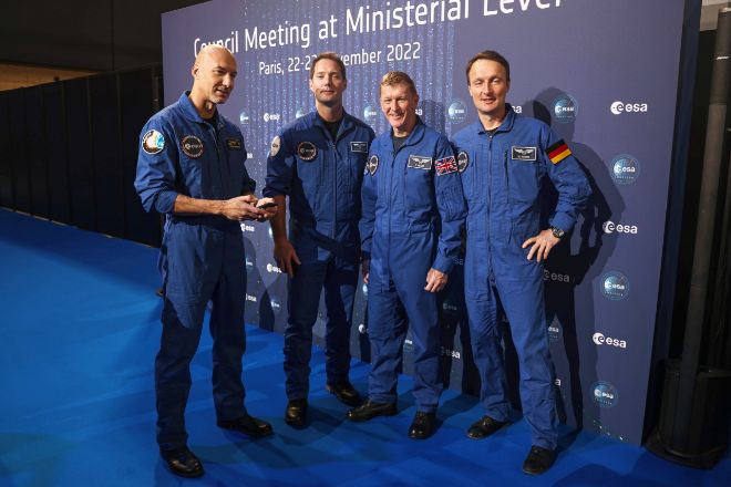 Cuatro astronautas de la ESA posan durante la reunión ministerial  celebrada este martes y miércoles en el Grand Palais Ephemere, en París.