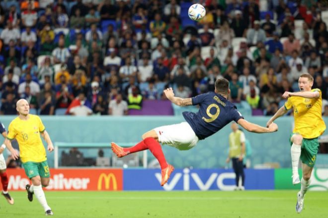 El delantero de la selección francesa de fútbol, Olivier Giroud, intenta un remate acrobático durante el partido que enfrentó a Francia con Australia en el Mundial de Fútbol de Qatar 2022.