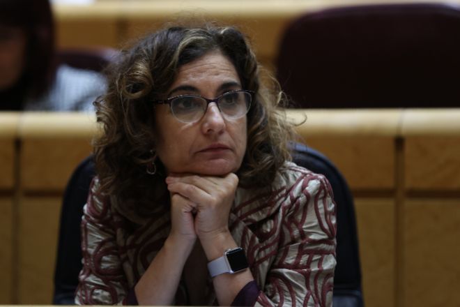 Montero descarta bonificaciones a los carburantes por nivel de renta