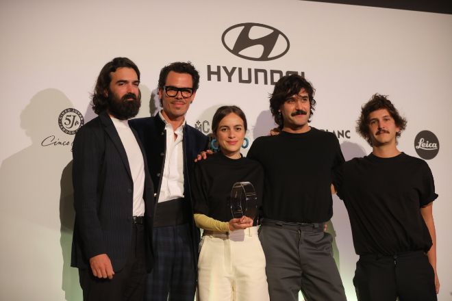 Miembros del equipo de  Burr Studio, ganadores de la categoría Interiorismo. Les entregó el premio Juan Avellaneda (segundo por la izq).