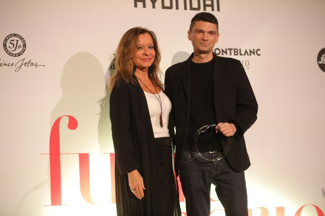 Cristina Forner, presidenta de Marqués de Cáceres, entregó el premio a la Labor Editorial a Miguel Lázaro, fundador y socio de Cabaret Voltaire. 