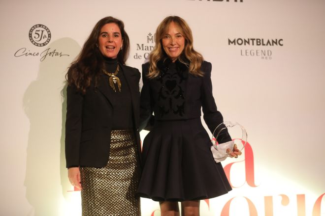 Teresa Helbig, quien recibió el galardón de Moda de manos de Elena Gris, directora de Márketing de Hyundai.
