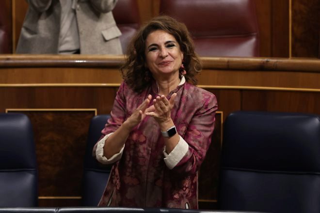 Montero cifra en 400 milllones el recorte al ‘impuestazo’ a las eléctricas