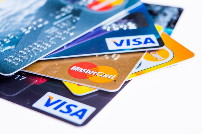 Tarjetas de crédito Visa y Mastercard.