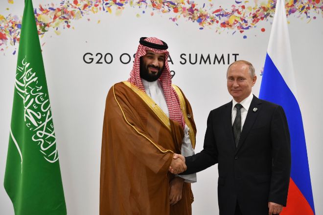 El presidente ruso, Vladimir Putin (derecha) y el Príncipe de la Corona saudí, Mohammed bin Salman (izquierda).