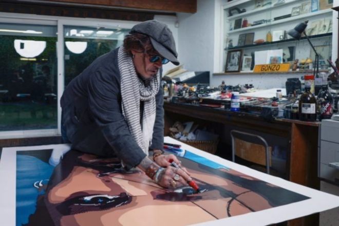 Johnny Depp pintando una de sus obras