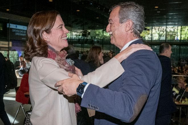 Alejandra Kindelán, presidenta de la AEB, saluda a César González-Bueno, consejero delegado de Sabadell.