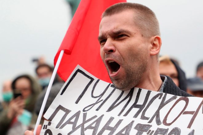 Ciudadanos rusos protestan contra el reclutamiento masivo.