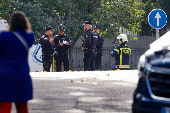 Miembros de la Policía Nacional y los Bomberos desplegados en las proximidades de la Embajada de Ucrania en Madrid este miércoles después de que un empleado resultara herido leve tras la explosión de un artefacto en la sede de la legación diplomática ucraniana.