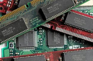 Varios chips de memoria RAM.