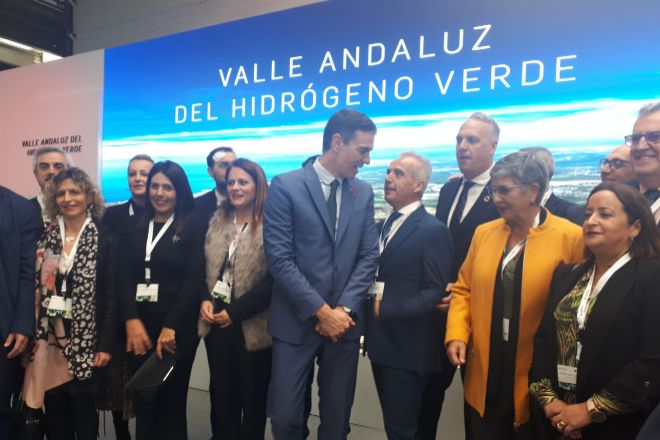 El presidente del Gobierno, Pedro Sánchez, hoy con directivos de Cepsa en la refinería de San Roque, Cádiz, en la presentación del proyecto Valle Andaluz del Hidrógeno Verde. M.Á.P.