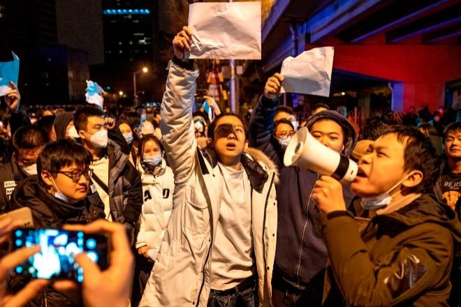 La dictadura china fracasa con su política de ‘Covid cero’ que incendia las calles