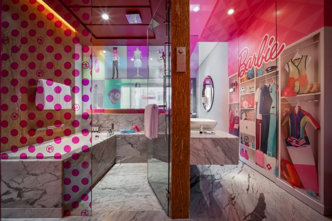 Hasta los más mínimos detalles del baño siguen recuerdan al mundo Barbie en el Hotel Grand Hyatt Kuala Lumpur.