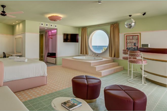 Las vistas al mar suman atractivo a las habitaciones rosas del Hotel Grand Paradiso.