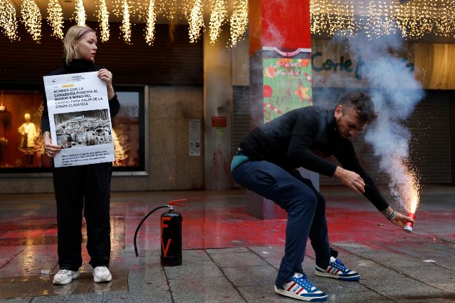 Los activistas han empleado extintores para protestar contra el modelo agroalimentario al que responsabilizan directamente de la emergencia climática actual.