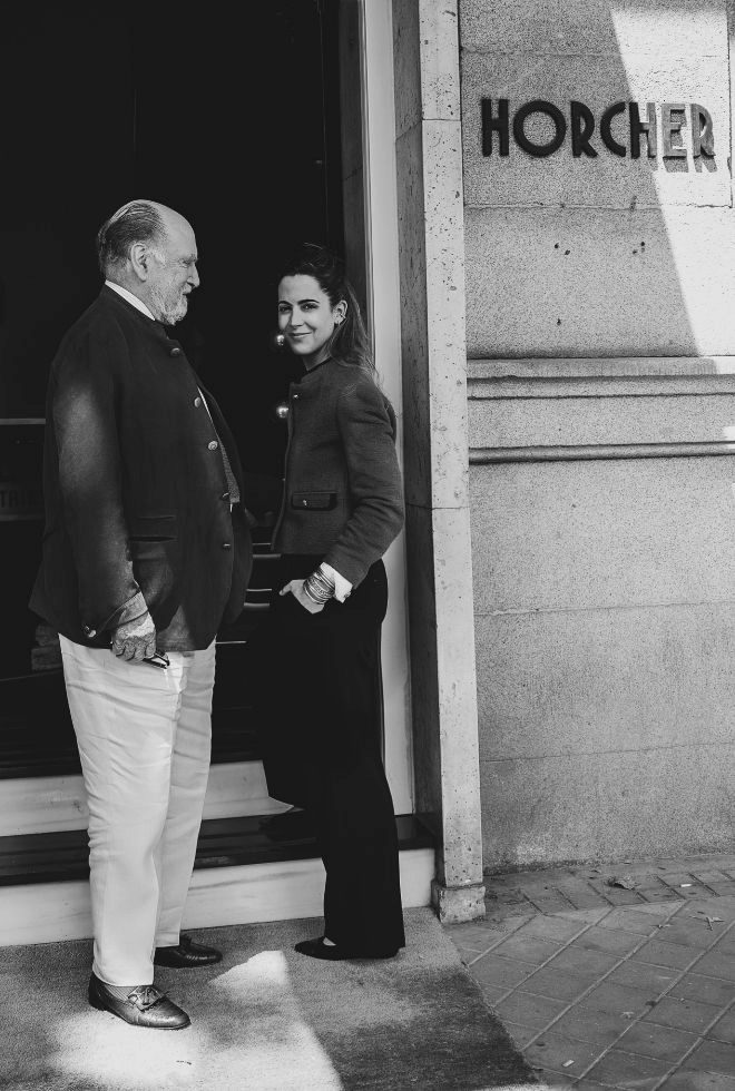 Elisabeth Horcher y su padre, Gustav Horcher, a la entrada del restaurante.