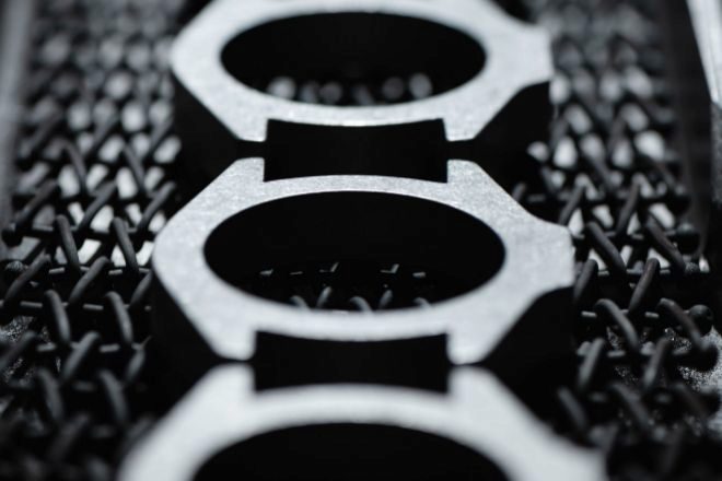 Es el primer reloj de Rolex fabricado íntegramente en titanio, llamado por la firma RLX Titanio. En la imagen, proceso de fabricación de las carruras del reloj. 