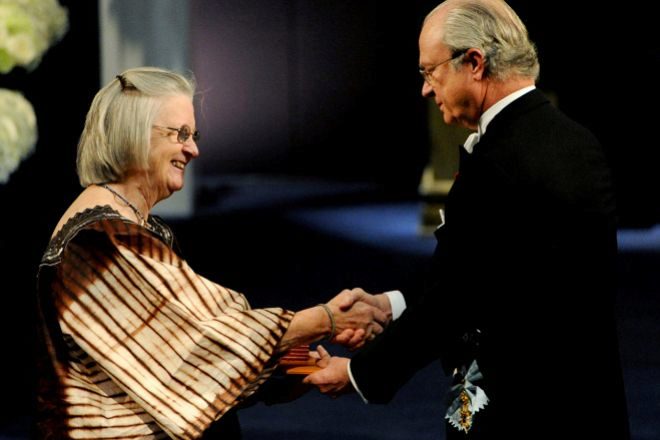 <strong>Mujer y Nobel</strong> Elinor Ostrom recibió el Nobel de Economía de manos del Rey Gustavo de Suecia en 2009.  Tenía 76 años.