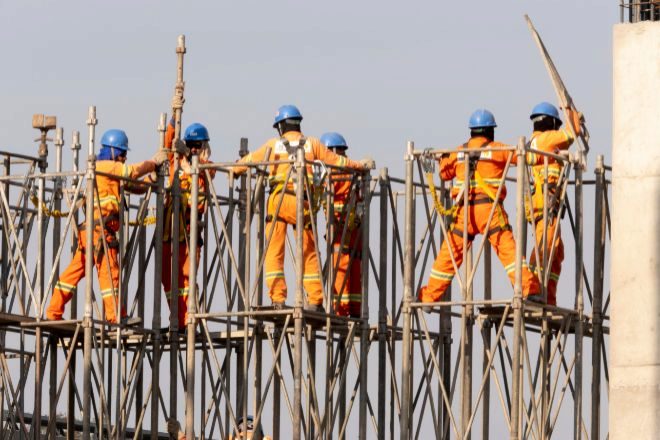 Las empresas podrán traer extranjeros para trabajar en construcción, transporte y metal