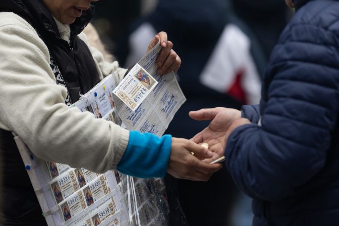 Una persona compra Lotería de Navidad en el centro de Madrid.