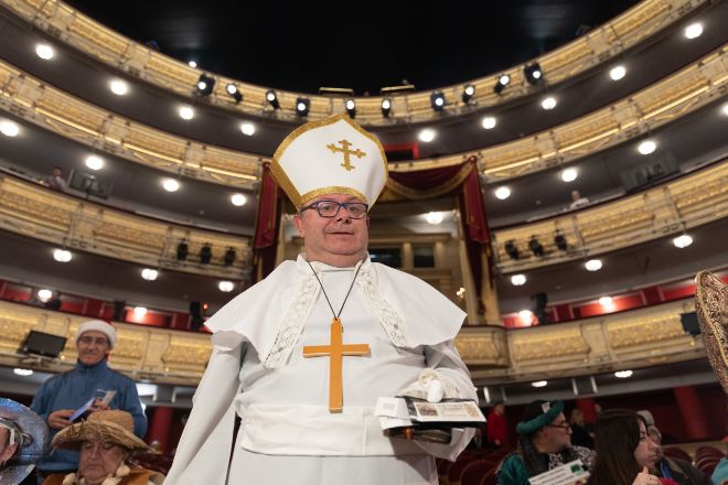 Juan Manuel Lpez, el 'obispo de la Lotera', uno de los ms madrugadores, ya en las butacas para el pblico en el Teatro Real.