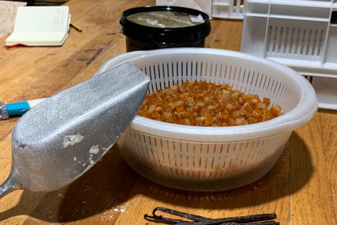 Naranja confitada italiana, mantequilla francesa y vainilla de Madagascar para la preparacin del panettone de Jess Mach.