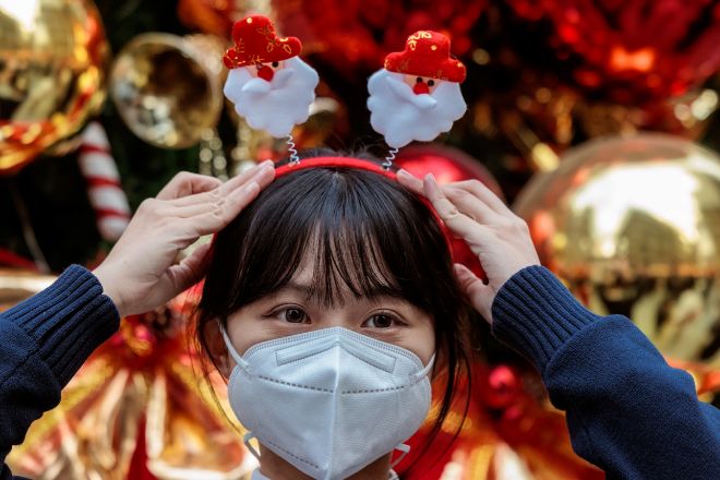 Una nia celebra la navidad ayer en las calles de Shanghi.