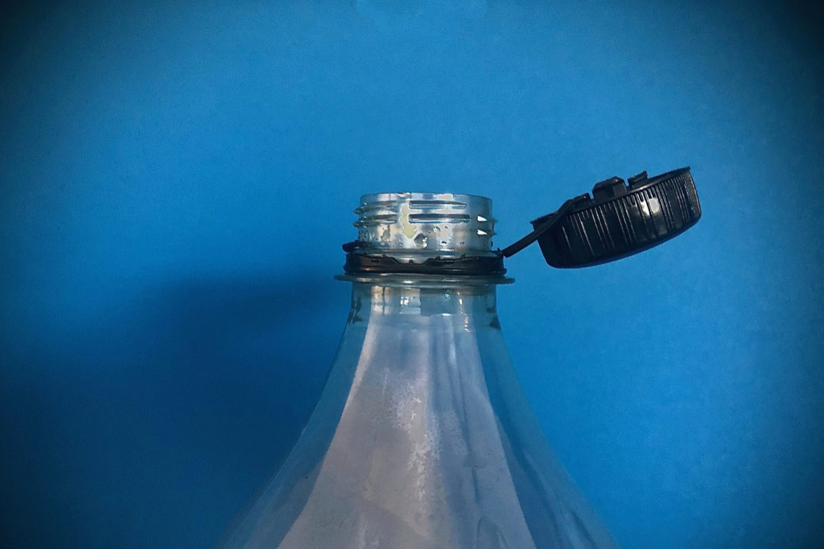 Imagen de una de las nuevas botellas con tapón unido, obligatorias en la UE a partir de julio de 2024.