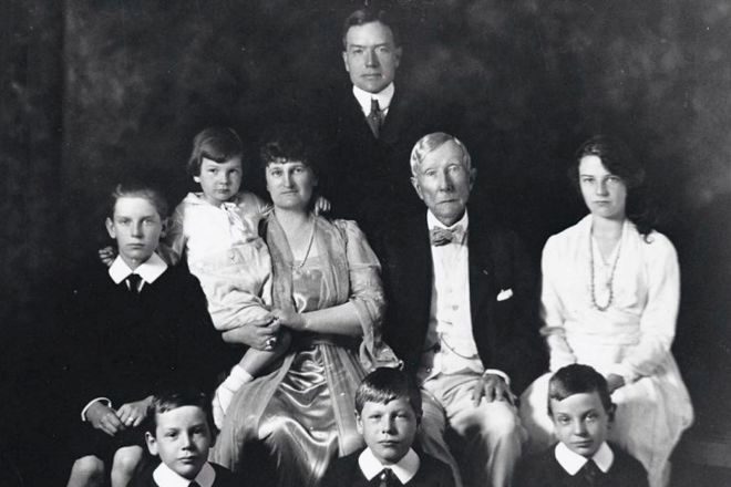 El patriarca John Rockefeller, en el centro de la imagen, con su hijo John Jr, su nuera, Abby Green, y seis de sus nietos.