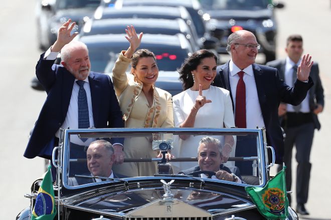 El presidente electo, Luiz Inácio Lula da Silva, junto a la primera dama, Rosángela da Silva (c), realiza un recorrido en coche hoy, previo a su investidura, en Brasilia (Brasil).