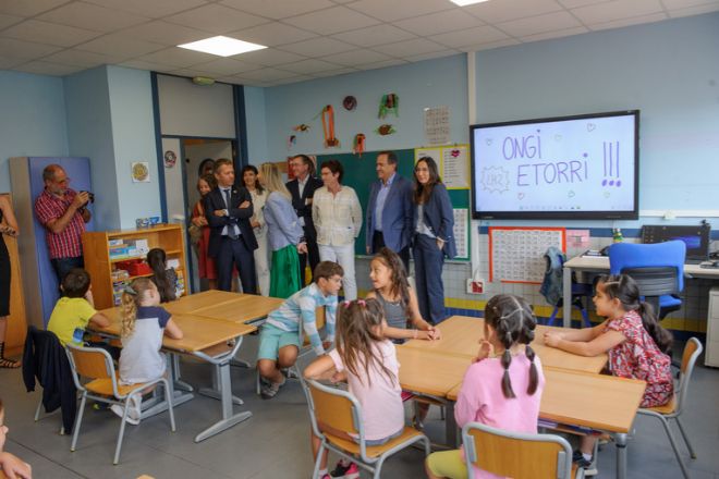 La construcción y mejora de centros educativos implicará el gasto de 131 millones. En la imagen, el consejero Jokin Bildarratz en su visita a una escuela.