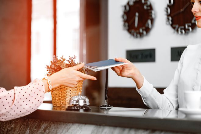 La actividad del sector servicios de España se acelera en diciembre