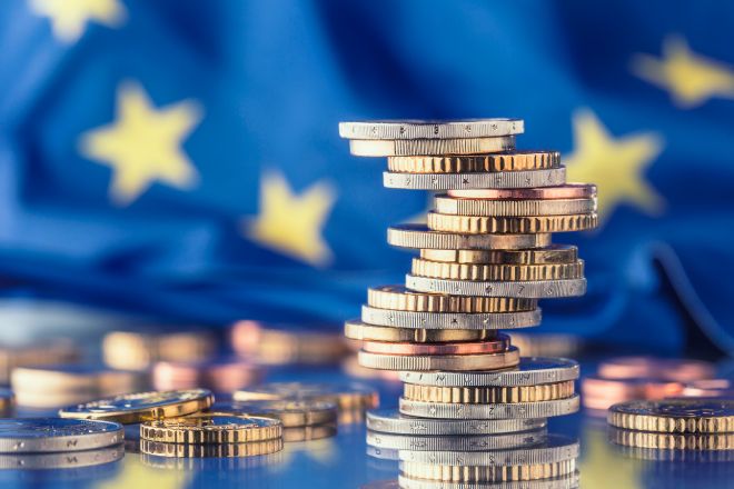La actividad privada de la eurozona frena su caída y sugiere una recesión más leve de lo previsto