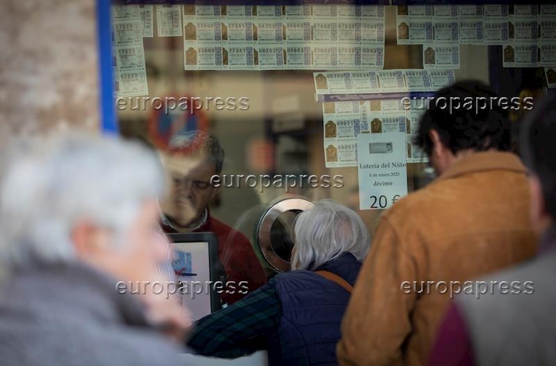 Varias personas hacen cola para comprar lt;HIT gt;lotería lt;/HIT gt; para el Sorteo Extraordinario del lt;HIT gt;Niño lt;/HIT gt;. A 04 de enero de 2023, en Sevilla (Andalucía, España). El Sorteo Extraordinario del lt;HIT gt;Niño lt;/HIT gt; celebra su 80ª edición coincidiendo con el día de los Reyes Magos. La lt;HIT gt;lotería lt;/HIT gt; del lt;HIT gt;Niño lt;/HIT gt; reparte hasta 700 millones de euros en premios, con un primer premio de 2.000.000 de euros a la serie. A pesar de que en el Sorteo Extraordinario de la lt;HIT gt;Lotería lt;/HIT gt; del lt;HIT gt;Niño lt;/HIT gt; tocan más premios que en la lt;HIT gt;Lotería lt;/HIT gt; de Navidad, la cantidad de estos premios es menor 04 ENERO 2023 María José López / Europa Press 04/01/2023 Enlace Abonado: https://fotos.europapress.es/abonados/temasactualidad/f4903711