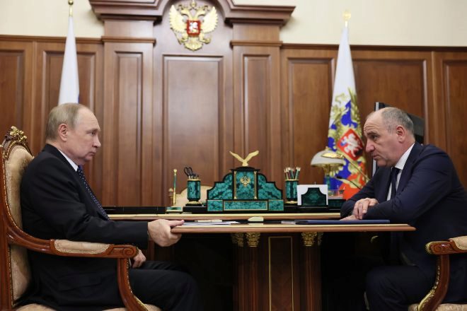 El presidente ruso, Vladímir Putin, se reunión ayer con el líder de la Región Autónoma de Karachay-Cherkessia (situada al sur de Rusia), Rashid Temrezov, en el Palacio Presidencial del Kremlin de Moscú.