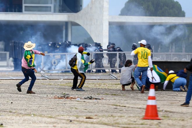 Policías antidisturbios accedieron este domingo al palacio presidencial de Planalto, sede del Gobierno de Brasil, tomado por cientos de seguidores radicales del expresidente Jair Bolsonaro, en Brasilia.