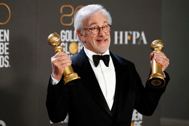 Steven Spielberg muestra los dos Globos de Oro al mejor director y mejor película.
