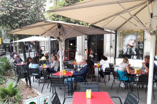 Colau eleva las restricciones al comercio en el Eixample