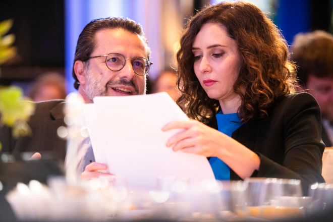 El consejero de Economía, Hacienda y Empleo de la Comunidad de Madrid, Javier Fernández Lasquetty, junto a su presidenta, Isabel Díaz Ayuso.