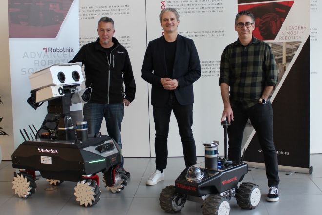 De izquierda a derecha: Roberto Guzmán, CEO de Robotnik; Thomas Linkenheil, Co-CEO de United Robotics Group, y Rafael López, Director de I+D de Robotnik.