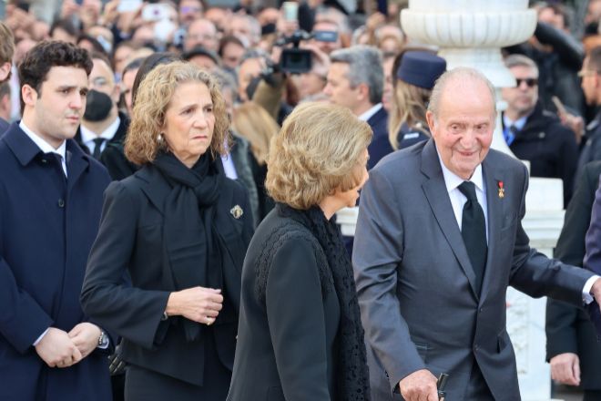 La reina Sofa, el rey Juan Carlos I, la infanta Elena y su hijo Froiln a su llegada al funeral por el rey Constantino de Grecia.