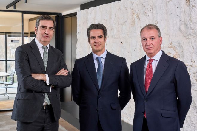Jesús Zapata, socio director de DLA Piper en España; el nuevo socio José María Barrios y Borja de Obeso, socio responsable de procesal, arbitraje y regulatorio.