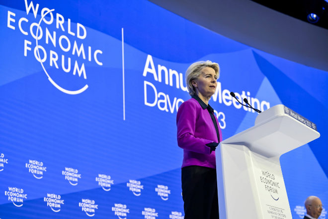 Von der Leyen avanza un plan de inversiones en industrias «limpias»  para responder a EEUU