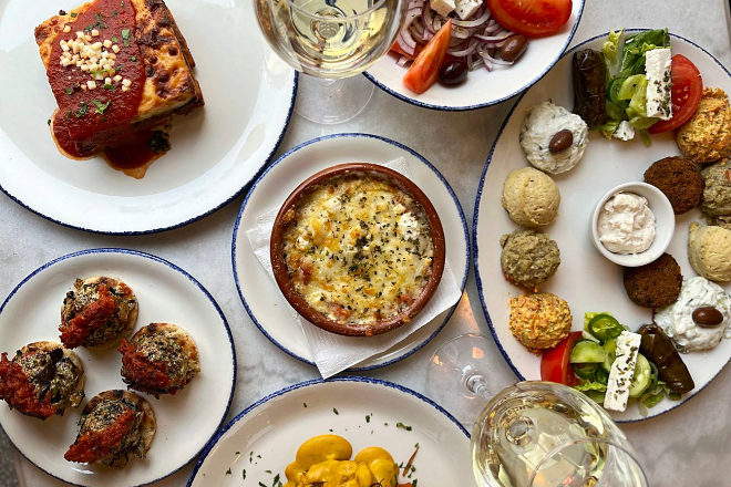 Restaurante griego, Kritikos;  Moussaka, horiatiki, kyopolou (berenjenas asadas), feta al horno, pikilia, exhoikó pollo (con mostaza)