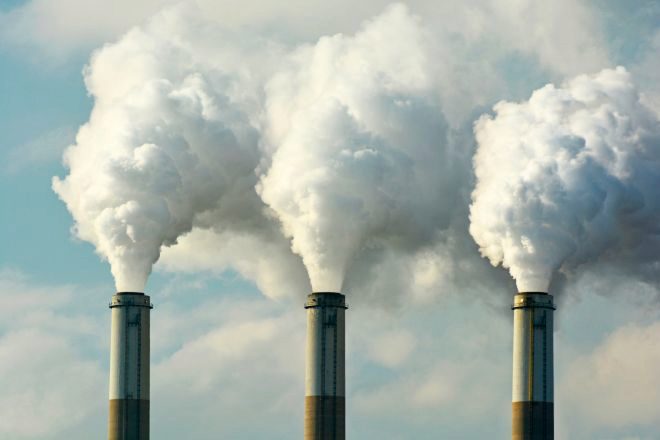 Chimeneas de una fábrica que emiten un exceso de CO2 a la atmósfera.