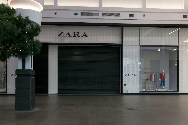 El valor de la marca Zara cayó un 19% "debido sobre todo al impacto de la guerra y el cierre del negocio en Rusia en su valor bursátil". En la imagen, tienda cerrada en ese país.