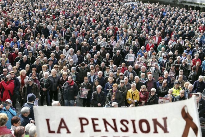 Pensionistas en una concentración en ;Bilbao en defensa de pensiones dignas y del sistema público.